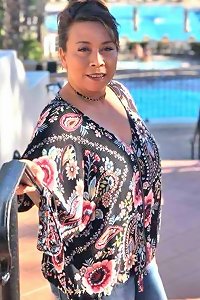 Voluptuous, curvaceous dame playfully sucking her fingers